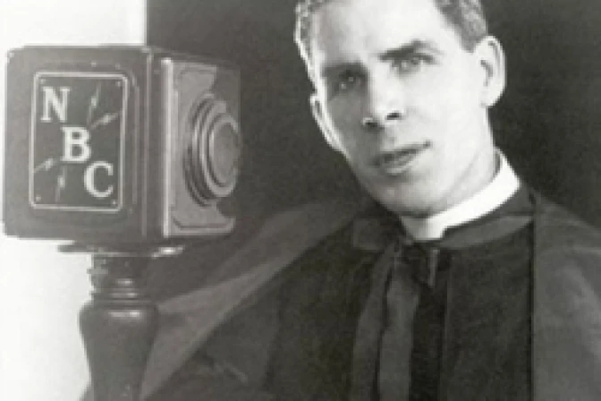 Mons. Fulton Sheen, primer sacerdote telepredicador de EEUU, a un paso de los altares