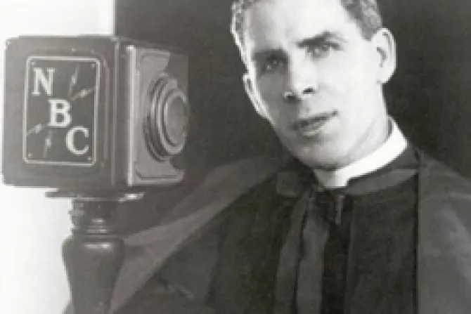 Mons. Fulton Sheen, primer sacerdote telepredicador de EEUU, a un paso de los altares