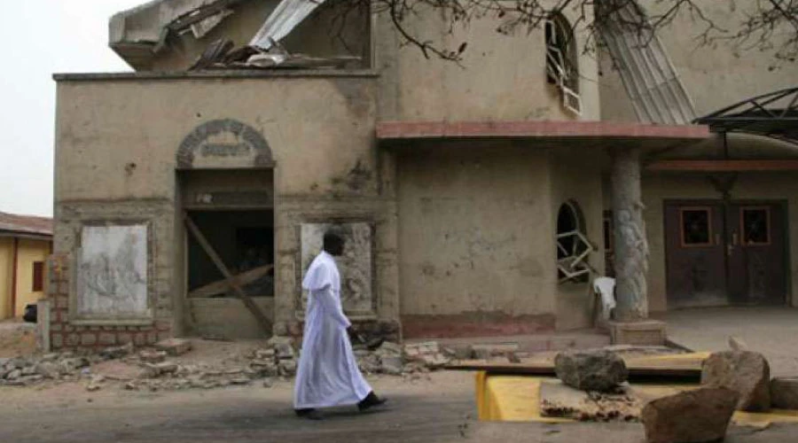 Sacerdote católico camina en frente de la iglesia de St. Leo, el templo católico más grande del Estado de Enugu (Nigeria). Crédito: Ayuda a la Iglesia Necesitada (ACN).?w=200&h=150