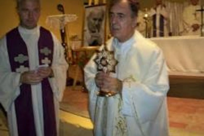 Argentinos veneran gota de sangre de Juan Pablo II