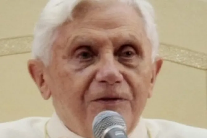 Benedicto XVI pide respetar derechos humanos de los refugiados