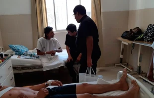 Los sacerdotes asistiendo a los heridos del accidente en Talara. Cru00e9dito: Arzobispado de Piura 