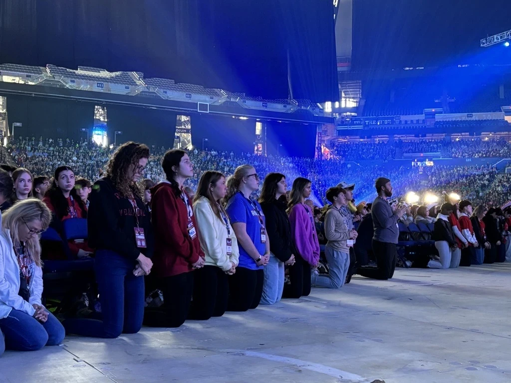 Jóvenes se arrodillan en oración durante el Encuentro Nacional de la Juventud Católica el 21 de noviembre de 2025, en el estadio Lucas Oil en Indianápolis. Crédito: Jonah McKeown/National Catholic Register.