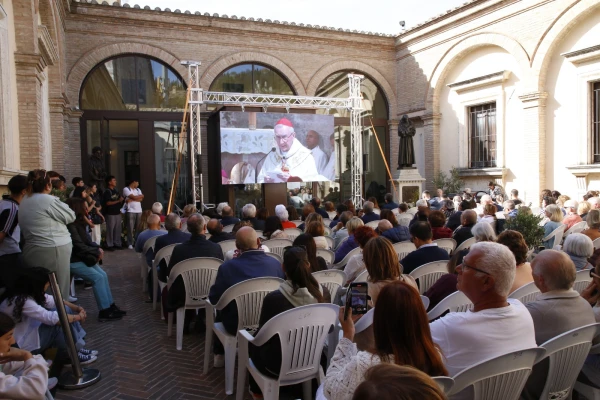 La ceremonia fue seguida por decenas de personas. Crédito: Diócesis de Asís