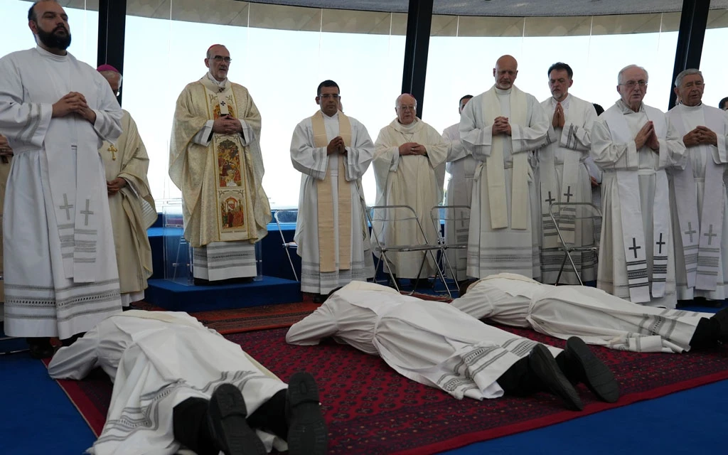 Los 3 nuevos sacerdotes del Camino Neocatecumenal postrados en la Domus Galilaeae en Galilea, Tierra Santa.?w=200&h=150