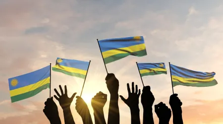 Silueta de manos levantada ondeando bandera de Ruanda