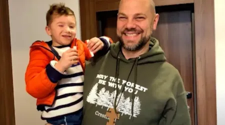 Sacerdote rescata 22 huérfanos ucranianos y ayuda a encontrarles una nueva familia