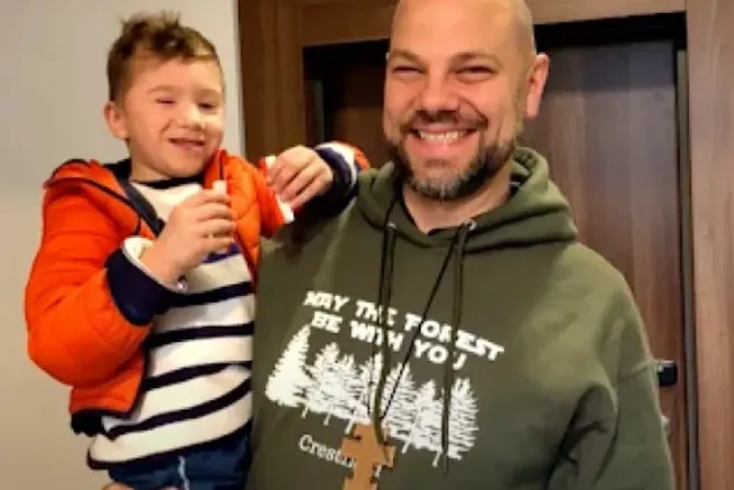 Sacerdote rescata 22 huérfanos ucranianos y ayuda a encontrarles una nueva familia