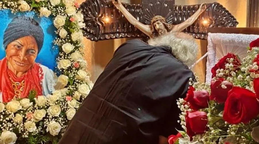 El Cardenal Brenes rezando frente al ataúd de su madre en su funeral en Nicaragua. Crédito: Facebook de la Arquidiócesis de Managua.