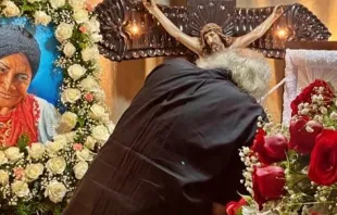El Cardenal Brenes rezando frente al ataúd de su madre en su funeral en Nicaragua. Crédito: Facebook de la Arquidiócesis de Managua. 