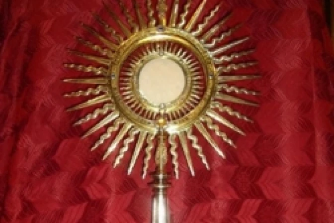 Conmemoran hallazgo de hostias consagradas incorruptas tras robo 