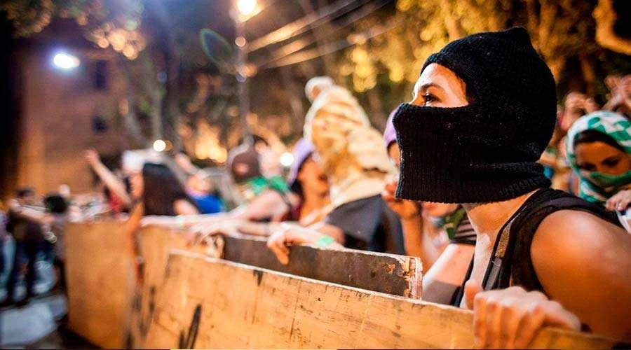 Manifestantes del 31° Encuentro Nacional Mujeres en Argentina / Foto: Facebook Comunicación Emergente?w=200&h=150