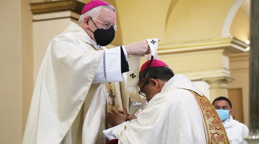 Mons. Montemayor imponiendo el Palio Arzobispal a Mons. Rueda. Crédito: "El Catolicismo", diario oficial arquidiocesano.?w=200&h=150