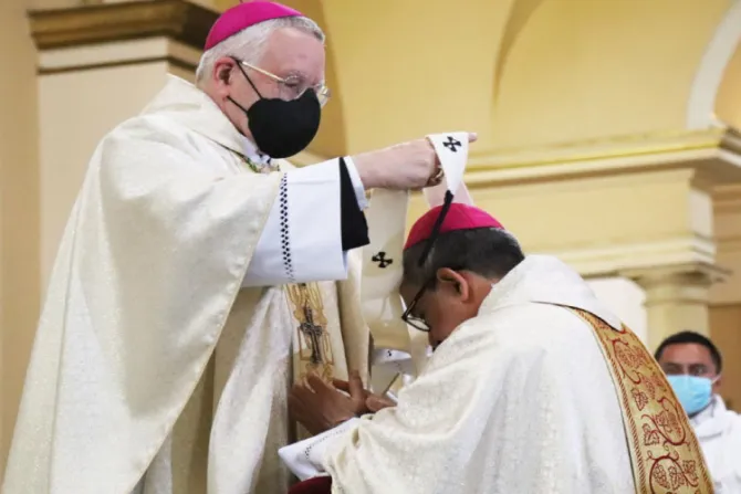 Nuncio Apostólico en Colombia impone el Palio al Arzobispo de Bogotá