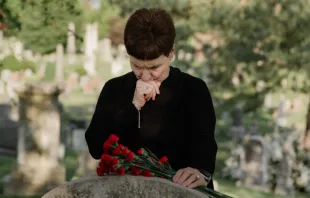 Imagen referencial de mujer en un cementerio. Crédito: RODNAE Productions - Pexels (imagen de uso libre). 