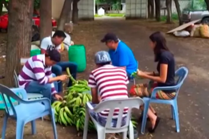 [VIDEO] 3600 comidas diarias hace una parroquia tras terremoto en Ecuador