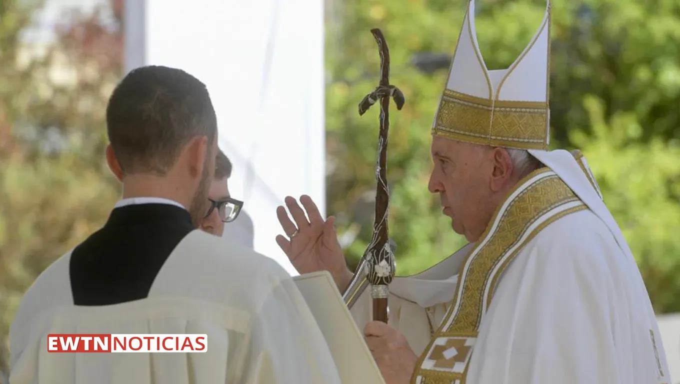 Papa Francisco impartiendo la bendición durante su visita a L'Aquila. Crédito: EWTN Noticias.?w=200&h=150