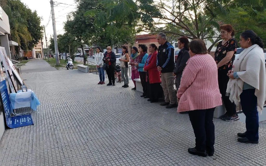 Personas rezando en la puerta de un hospital en Argentina?w=200&h=150