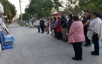 Personas rezando en la puerta de un hospital en Argentina