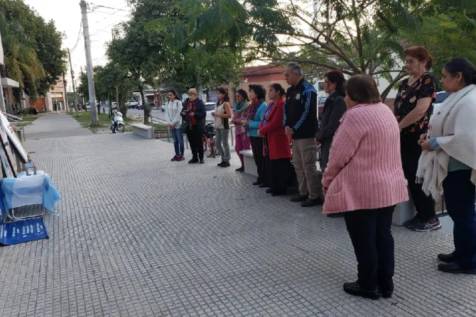 Personas rezando en la puerta de un hospital en Argentina