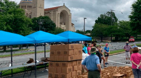 Organizaciu00f3n catu00f3lica dona 400 millones de du00f3lares a afectados por COVID-19