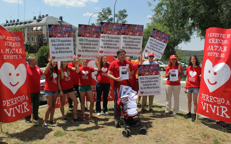 Ignacio Arsuaga, presidente de HazteOir junto a miembros de Derecho a Vivir. Foto: HazteOir.org (CC BY-NC-ND 2.0)?w=200&h=150