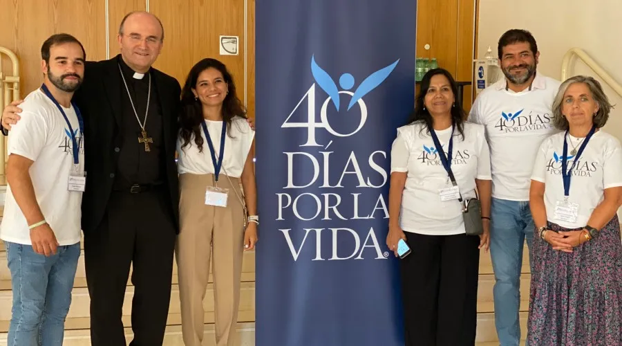 Mons. José Ignacio Munilla con voluntarios de 40 Días por la Vida en España. Crédito: 40 Días por la Vida España.