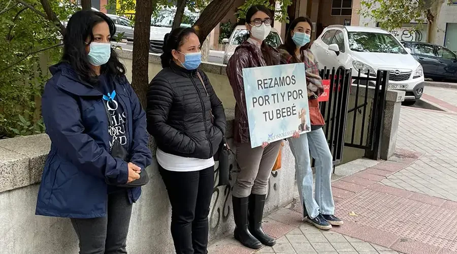 Jóvenes de 40 días por la vida rezan ante clínica de aborto en Madrid (España). Crédito: Twitter 40 días por la vida. ?w=200&h=150