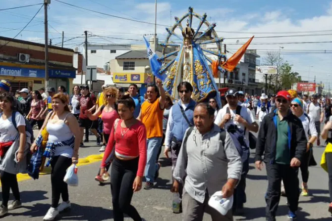 VIDEOS y FOTOS: Miles peregrinan a la Virgen de Luján en Argentina