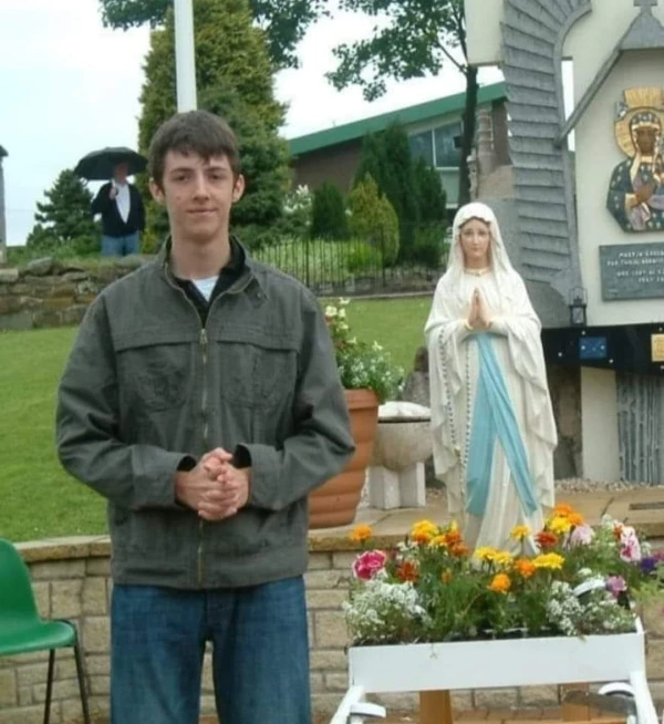 Joe en una de sus visitas a la gruta de Carfin. Crédito: Asociación Joe Wilson