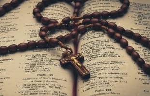 Foto referencial de una Biblia y un Rosario. Crédito: Anuja Tilj / Unsplash