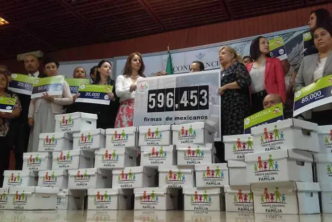Casi 600 mil firmas en defensa de la familia presentadas en Congreso de México