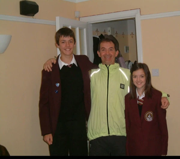 Junto a su padre y su hermana Ángela. Crédito: Asociación Joe Wilson