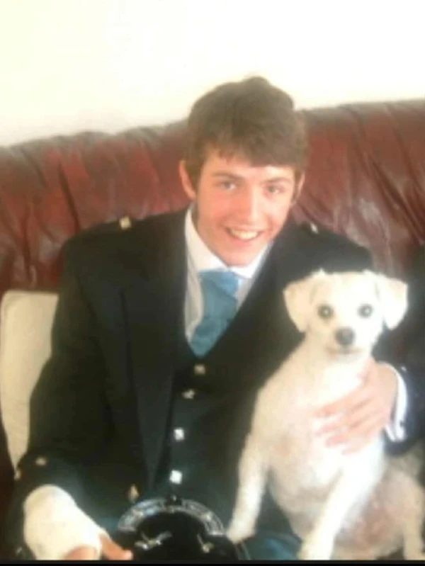 Podría ser el primer santo millenial de Escocia. Crédito: Asociación Joe Wilson