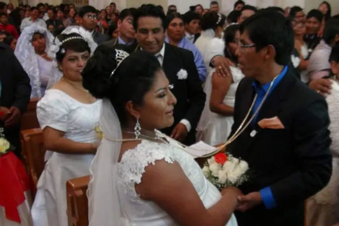 Mes de la Familia: 75 parejas reciben el sacramento del matrimonio en Bolivia [VIDEO]