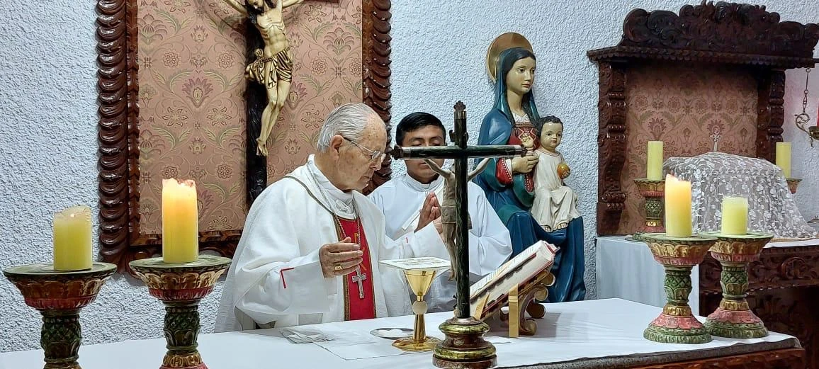 Mons. Mario Busquets celebrando Misa. Crédito: Prelatura de Yauyos.