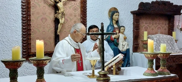 Mons. Mario Busquets celebrando Misa. Crédito: Prelatura de Yauyos.
