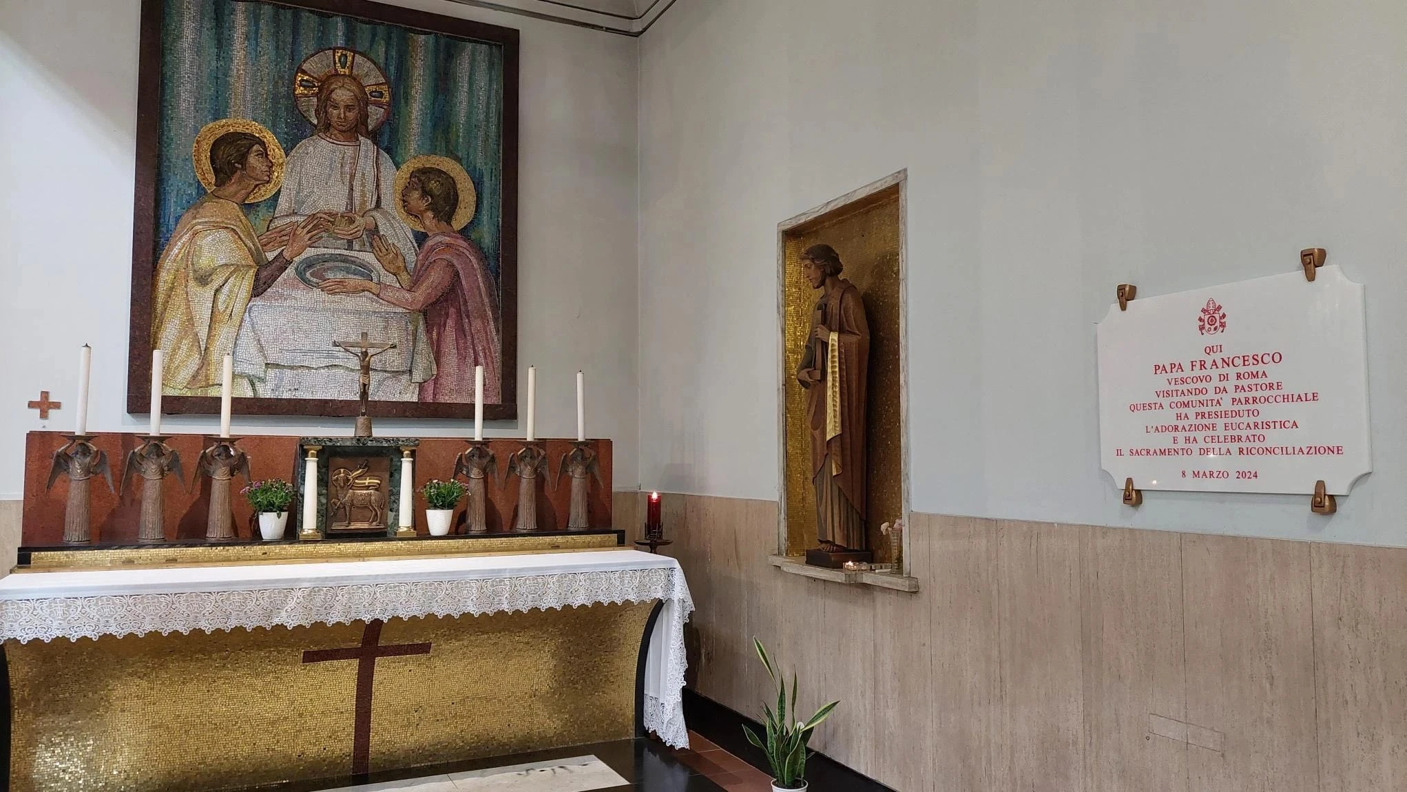 El altar de la Parroquia San Pío V presenta un mosaico que representa a Jesús con dos discípulos en Emaús. A la derecha cuelga la placa conmemorativa de la visita del Papa Francisco del 8 de marzo de 2024. Crédito: Elias Turk / ACI MENA.