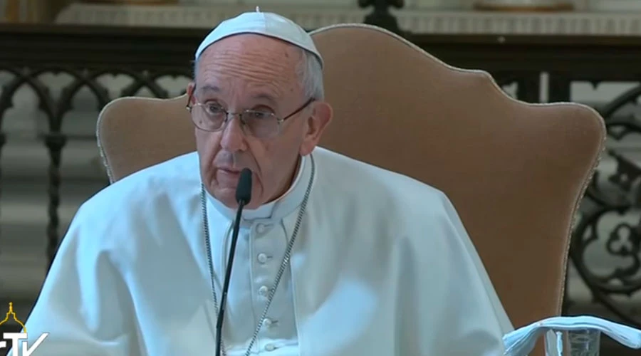 El Papa Francisco en San Juan de Letrán con los sacerdotes. Captura de Youtube?w=200&h=150