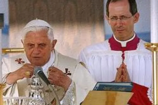 Mons. Guido Marini explica especial cuidado del Papa Benedicto en Misa