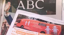 Diario ABC de España junto a folleto de HazteOir.org. Foto: Twitter / @iarsuaga.