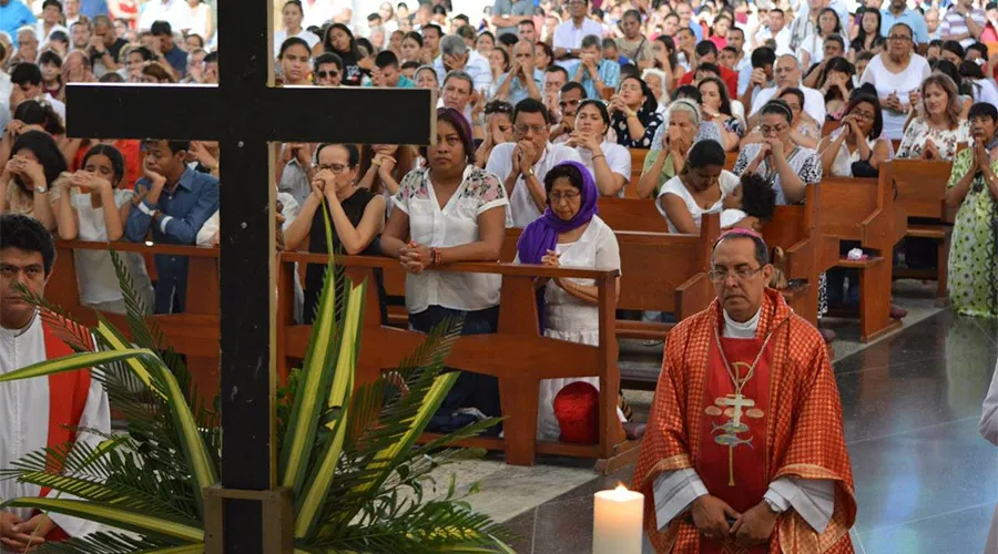 Mons. Pablo Emiro Salas en Viernes Santo (2018) / Crédito: Arquidiócesis de Barranquilla?w=200&h=150