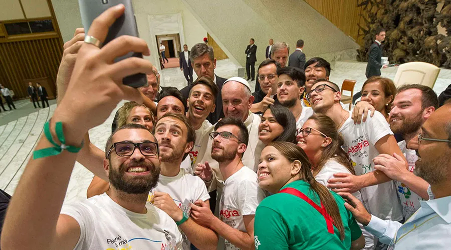 El Papa en un encuentro de jóvenes. Foto Vatican Media ?w=200&h=150