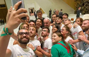 El Papa en un encuentro de jóvenes. Foto Vatican Media  