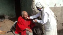 Religiosa visitando un anciano en Ecuador en mayo de 2020. Crédito: ACN