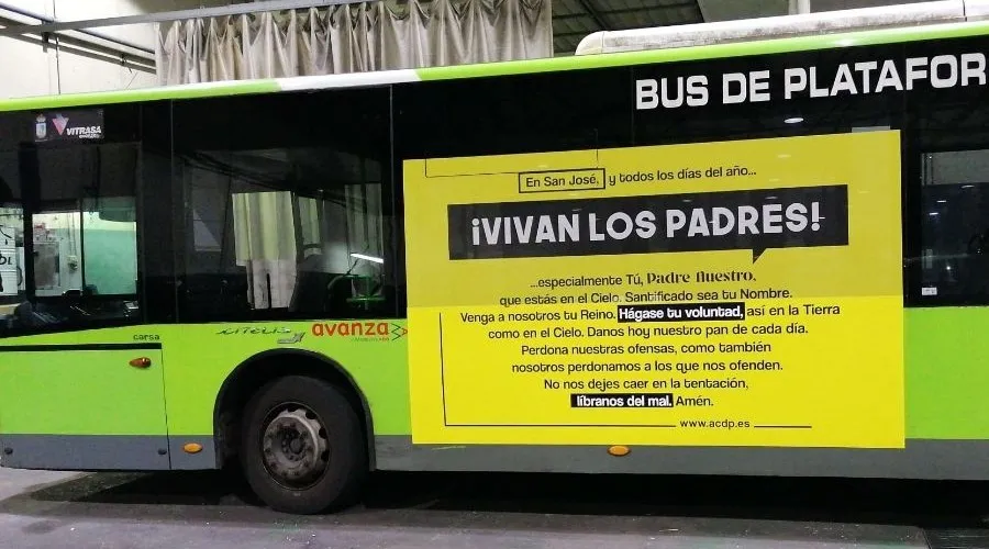 Oración del Padrenuestro en un autobús de España. Crédito: ACdP?w=200&h=150