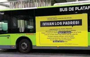 Oración del Padrenuestro en un autobús de España. Crédito: ACdP 