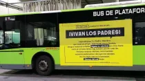 Oración del Padrenuestro en un autobús de España. Crédito: ACdP