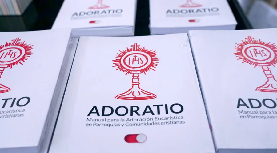 Manual "Adoratio" presentado en la Archidiócesis de Valencia para la mejor adoración eucarística. Crédito: Archivalencia.