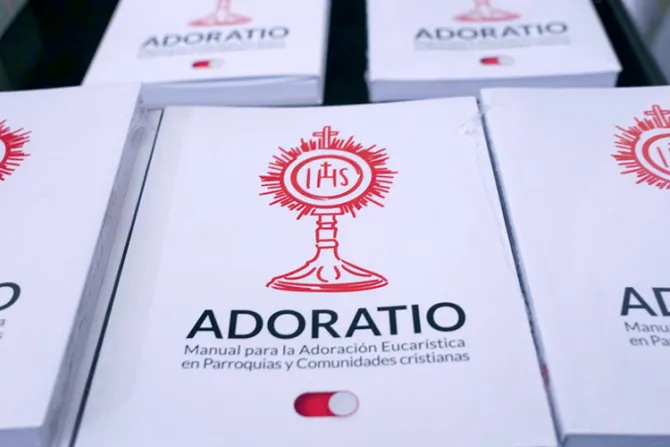 Presentan “Adoratio”, un manual para mejorar la adoración Eucarística